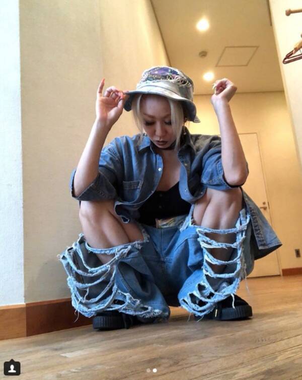 倖田來未 穴開きすぎ ジーンズから美脚のぞかせコーデ披露 2018年6月27日 エキサイトニュース