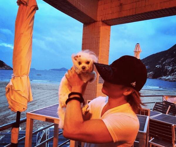 Yoshiki 愛犬を抱える筋肉ムキムキな二の腕写真に驚きの声 こんな腕してたの 18年7月26日 エキサイトニュース