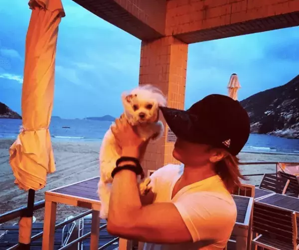 YOSHIKI、愛犬を抱える筋肉ムキムキな二の腕写真に驚きの声「こんな腕してたの！？」