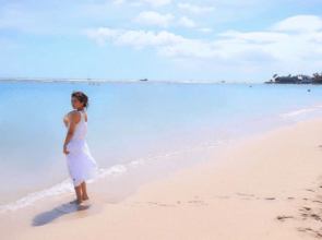AAA宇野実彩子、白ワンピの浜辺ショットに「惚れ直します」の声