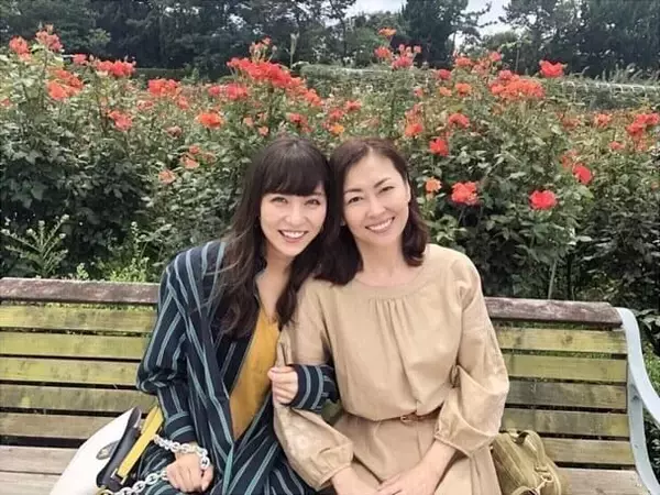 中山美穂＆石川恋の仲睦まじい“母娘ショット”公開に大きな反響「美人親子」「最強」