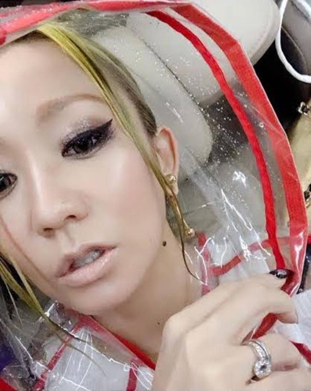 倖田來未 赤ずきん レインコート姿ショットに反響 指輪のカラット数が 18年11月日 エキサイトニュース