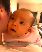 土屋アンナ、夫と生後1か月の次女の写真公開し反響「アンナちゃんそっくり」「黒目が大きい」