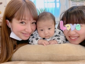 辻希美、第4子と長女とのうつ伏せ練習ショット公開「もぉ〜可愛い」