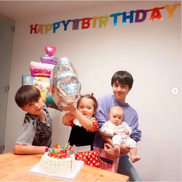 土屋アンナ 子供4人の写真公開し反響 美形な兄妹 かわいー4人 子供たちへの 謝罪 と決意に共感の声も 19年3月14日 エキサイトニュース 土屋アンナ 子供4人の写真公開し反響 美形な兄妹 かわいー4人 子供たちへの 謝罪 と決意に共感の声も 19年3月14日 エキサイトニュース