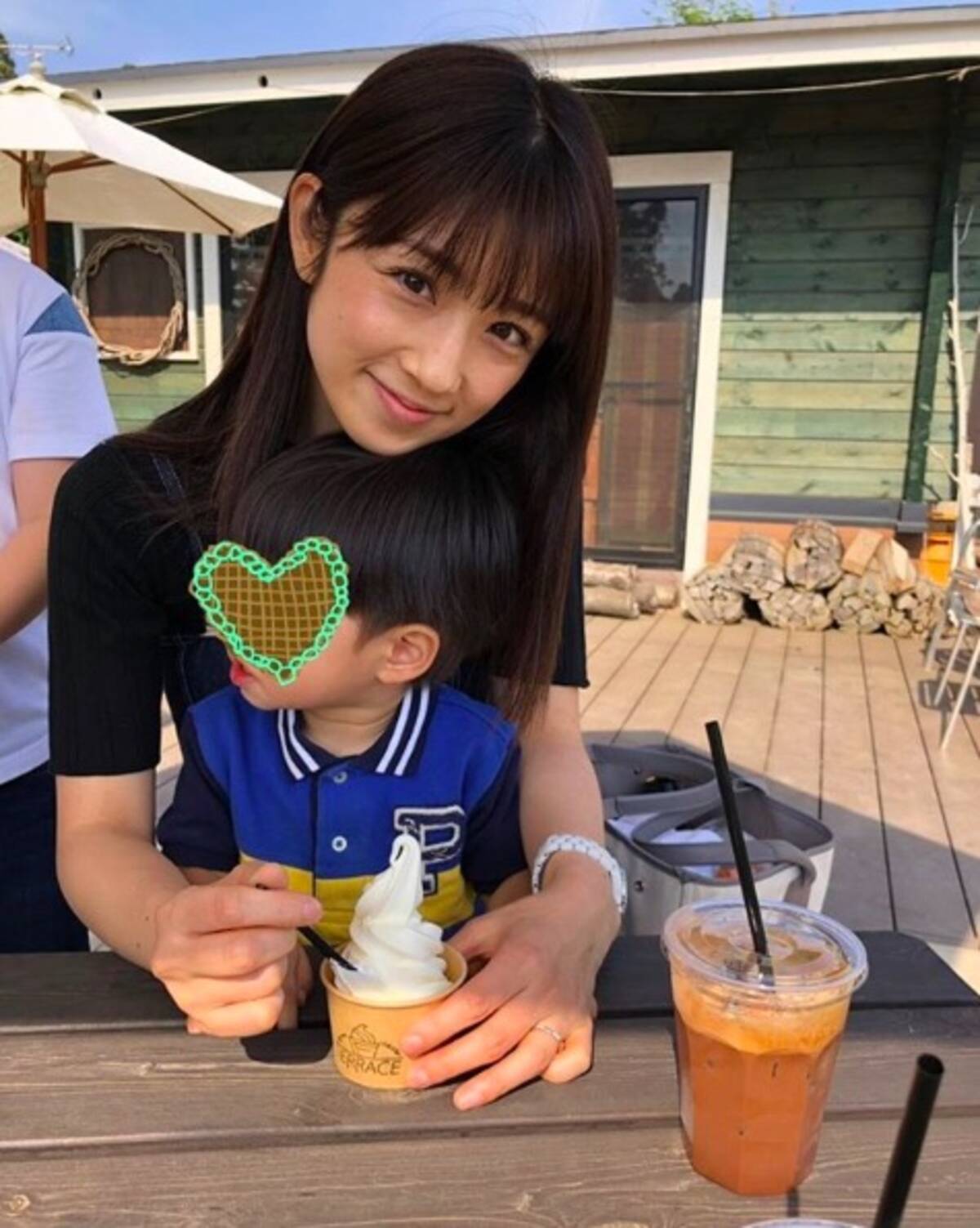小倉優子、息子を膝に座らせた微笑みショットに「幸せそう」「可愛すぎる…」の声 (2019年5月13日) - エキサイトニュース