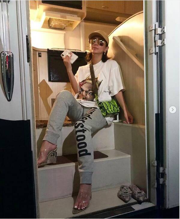 浜崎あゆみ Tシャツ スウェットのカジュアルコーデ披露に 何故こんなにオシャレなの カッコいい 19年5月17日 エキサイトニュース