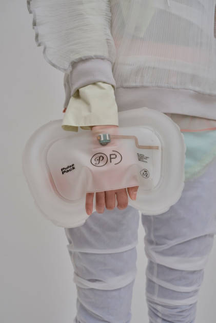 Konel、心拍とつながるウェアラブルバッグ「Pulse Pack」を開発。ミラノデザインウィーク2026で発表