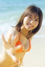 注目の“バスケ美女”まるぴ、ヘルシー美ボディ際立つ水着姿を披露！沖縄の海で爽やかな魅力全開