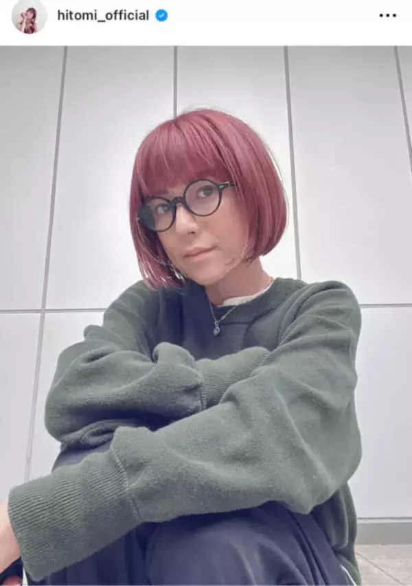 来年50歳のhitomi、ピンク系ボブの“最新ヘア”を絶賛満喫中「ファッション考えちゃう」
