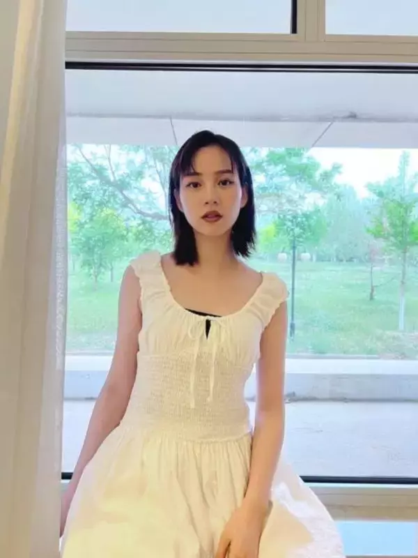 のん、美デコルテ全開の白ワンピ姿にファン悶絶「こんな彼女が欲しい」「素敵な私服」