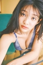虹咲カリナ、美ボディが眩しい水着SHOT披露！18歳のあどけなさ＆エキゾチックな美しさで魅せる