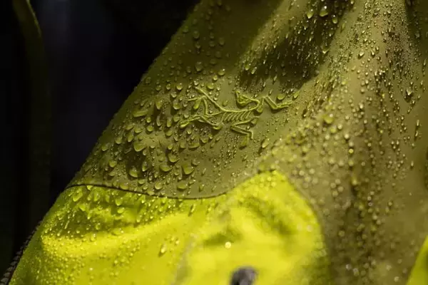 フェスも街も制するテックウエア2026｜進化する機能素材ブランド