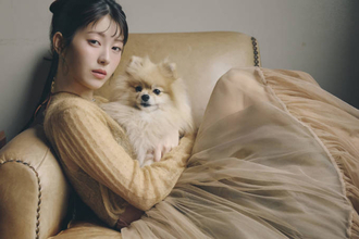 浜辺美波、愛犬たちとのモードなカットを披露！「わんこと巡る1年」コンセプトのカレンダー発売決定