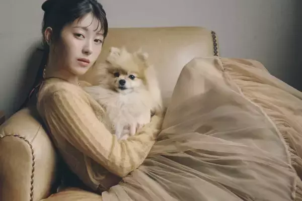 浜辺美波、愛犬たちとのモードなカットを披露！「わんこと巡る1年」コンセプトのカレンダー発売決定