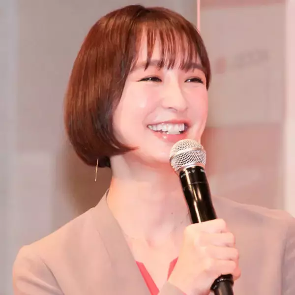 篠田麻里子、ルームウェアで外出？“快適”なガウンコーデに「スタイル抜群」「スラッとしてて美人」の声