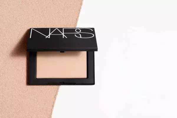 NARSのアイコン「ライトリフレクティング セッティングパウダー プレスト N」に、待望の新色が登場