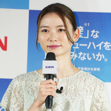 「顔小さい！」朝日奈央、暗め髪色へのイメチェンSHOTに反響「大人な女性感」「新鮮」
