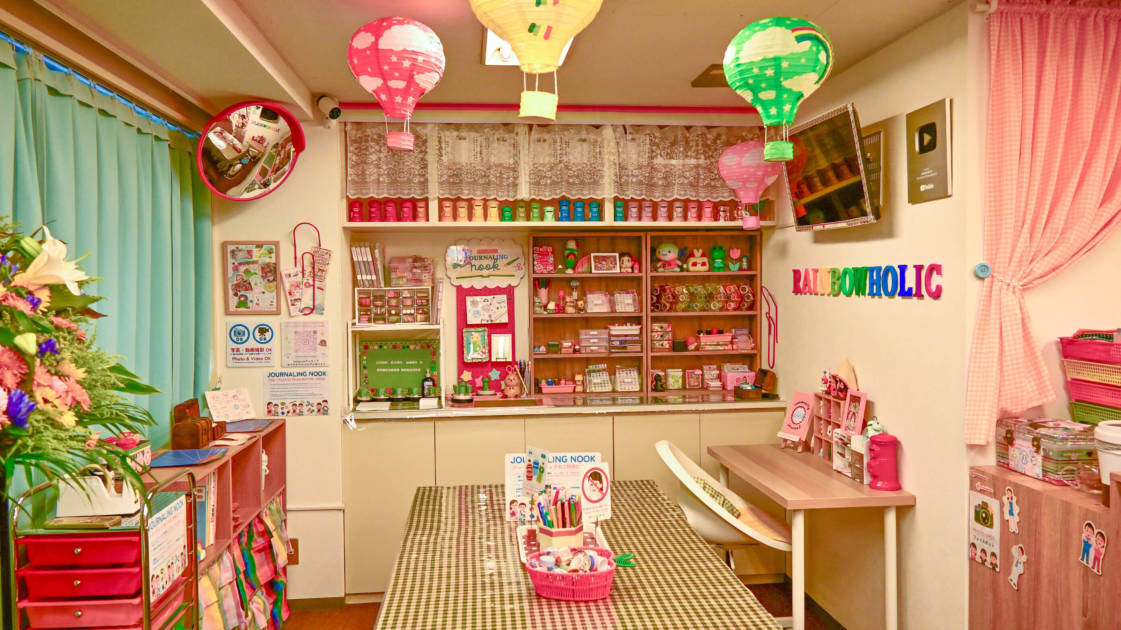 rainbowholic、体験型文具店「文具ランド」を東京・駒込にオープン。限定シール300種類以上、6つのテーマスポットも