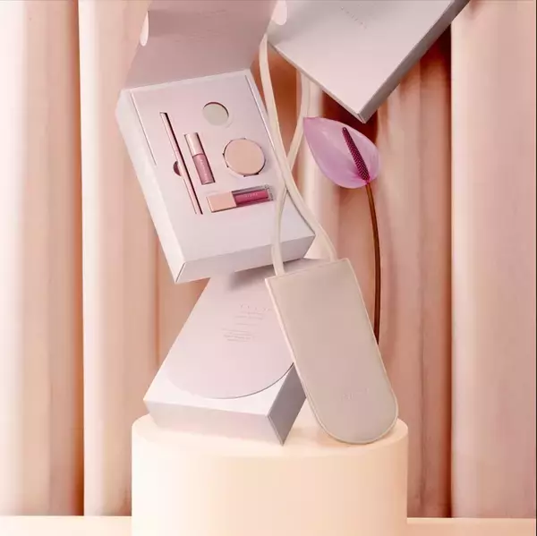 to/one、自ら輝きの光を放ち、幸せに満ちた女性”をイメージしたホリデーコレクションを発売！