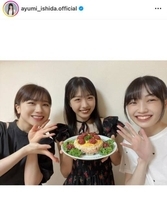 モー娘。石田亜佑美＆山崎愛生、弓桁朱琴のバースデーを祝福！アイデアケーキには「さすが」「愛が溢れてます」の声