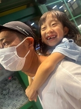 パンサー尾形、嬉しさ爆発！弾ける笑顔の6歳娘をおんぶする親子SHOTを妻が公開「めちゃくちゃ甘えて」