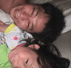 パンサー尾形、7歳愛娘との“ふざけ合い”寝かしつけSHOTに「楽しそう」「パパがいる時はこうなりますよね」