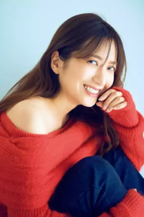 元日テレアナの笹崎里菜、赤ニットから肩がチラリ！ピラティスで鍛えた美ボディを披露