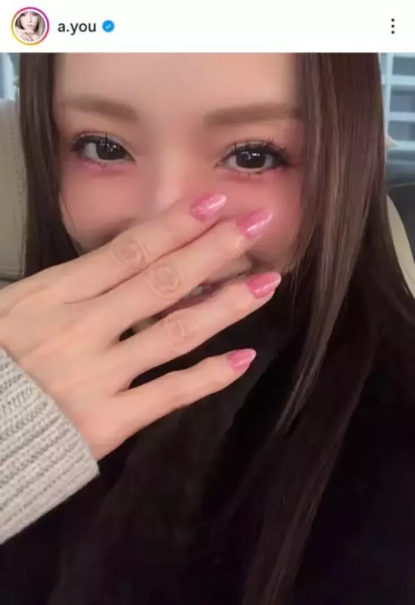 浜崎あゆみ、キュートな笑顔のピンクネイルSHOTにファン悶絶「めちゃくちゃ可愛い」「永遠の憧れ」