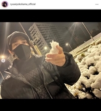 横浜流星、ブラックコーデの“初雪”SHOTに反響「映え過ぎ」「イケメン」