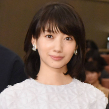 波瑠、透明感あふれる頬杖SHOTに反響「吸い込まれちゃいそう」「ビジュ良すぎ」