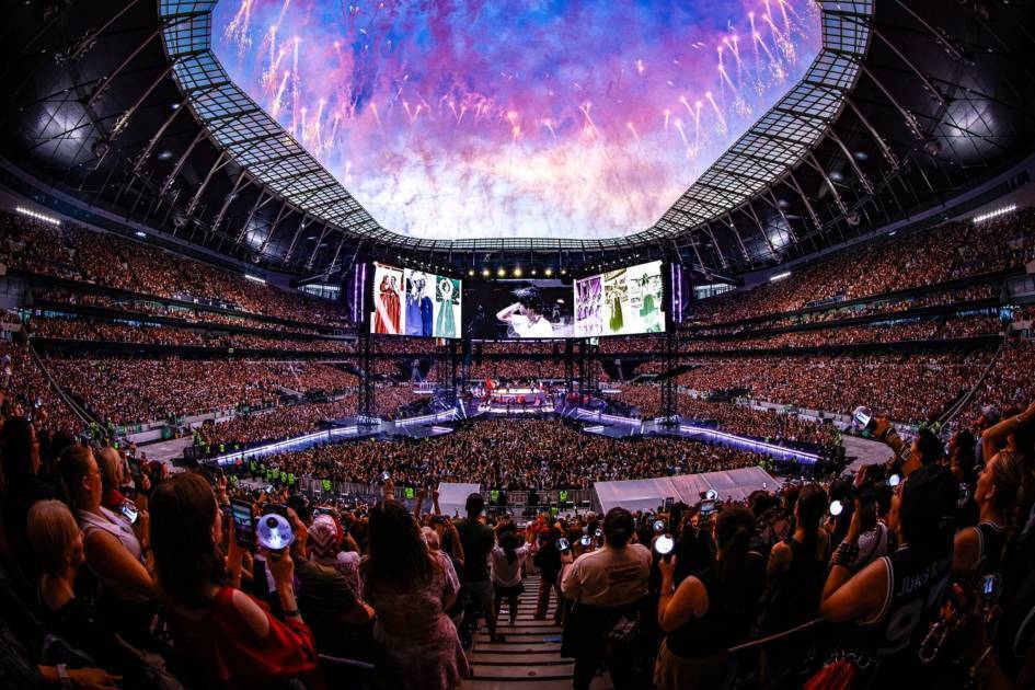 BTS、ロンドン公演に約13万人が集結。スタジアムの開場以来最多の観客数を記録し、圧倒的な存在感を示す