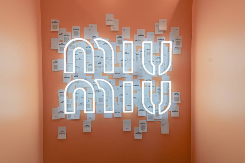 Miu Miu Beauty、六本木ヒルズにて没入型ポップイベントを開催中。アンバサダーのIVEウォニョンも訪問