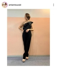 鈴木亜美、美肩＆デコルテ披露のパンツドレスSHOTをファン称賛「ママでも美人だ」「本当に可愛いですー」