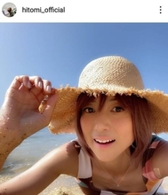 hitomi、水着姿のビーチ満喫SHOTを公開「子どもたちも楽しそう」