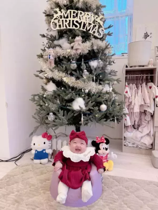「可愛い」辻希美、生後4ヶ月次女がクリスマス風におめかしした姿にメロメロ「写真撮影しました」