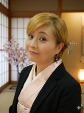 【独自コメント到着】三河の名門の血を引くアーティスト・アクビトモミ、 魂の格闘歌『拳心桜』配信リリース