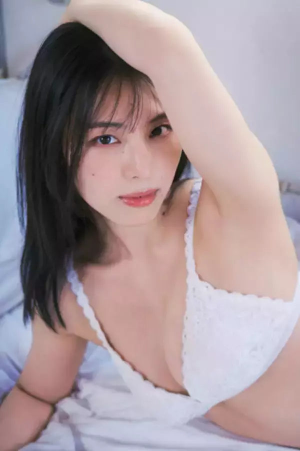 相楽伊織、色っぽいまなざし＆美ボディが際立つランジェリーSHOT披露！圧倒的な艶やかさで魅せる