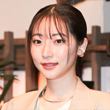 「パーフェクトスタイル！」武田玲奈、すらり美脚のスリットコーデに反響「めっちゃ可愛い！」