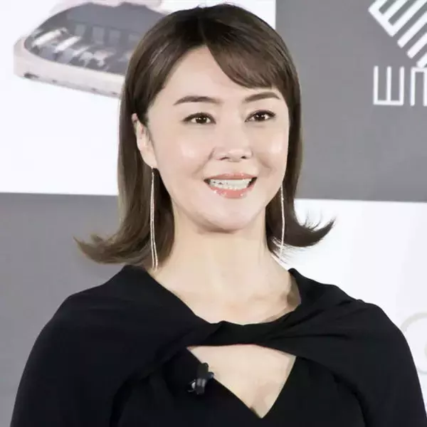 観月ありさ、芸能活動43周年を報告！美脚披露の微笑みSHOTに「相変わらずスタイル抜群」「美しい〜」の声