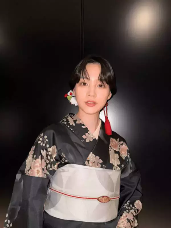 のん、艶やかな黒の着物姿に称賛の嵐「お美しい」「上品なオトナの色気を感じます」