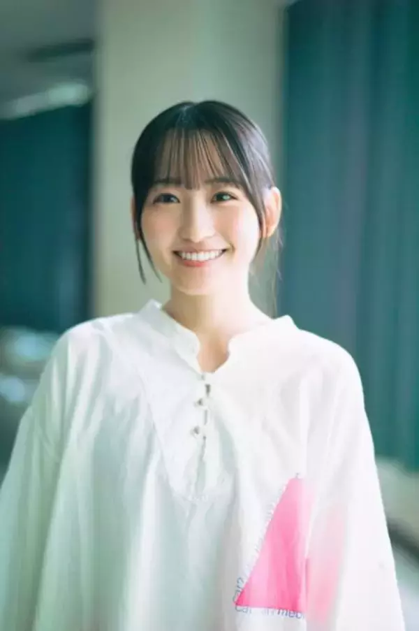 乃木坂46一ノ瀬美空、キュートなにっこりスマイル！柔らかな陽の光の中で等身大の魅力が光る