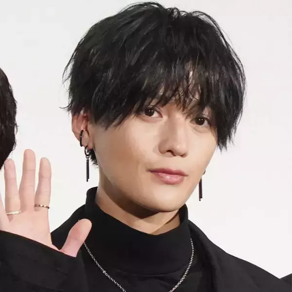 八木勇征、ロイヤルブルーの衣装が映えるオフSHOTにファンうっとり「王子様すぎる」「可愛くてカッコイイ」