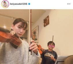 保田圭、6歳息子と一緒にバイオリン練習！ほっこり親子SHOT公開「真似して弾いてる」