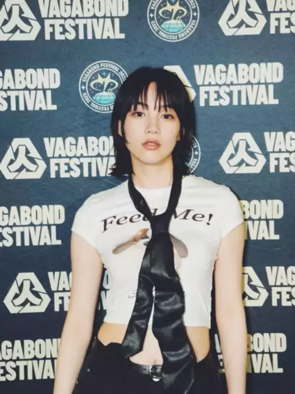 のん、ほっそりお腹がチラリ！ロックなフェス衣装SHOTに「カッコよすぎ～」「オシャレ」の声