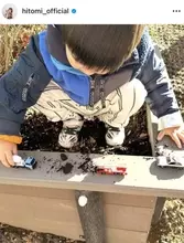 hitomi、3歳三男の“熱心”な公園遊びSHOTを公開「相変わらずトミカ大好き」