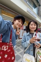 高橋愛、母親と大好きな韓国へ！仲良し親子SHOT公開「どこで飲んでもアイスコーヒーが美味しい」
