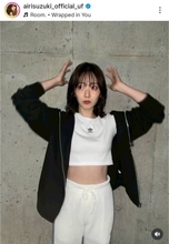 鈴木愛理、ほっそりお腹見せのスポーティーコーデに絶賛の声「スタイル良すぎる」「足、長っ！！！」