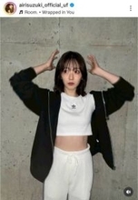 鈴木愛理、ほっそりお腹見せのスポーティーコーデに絶賛の声「スタイル良すぎる」「足、長っ！！！」