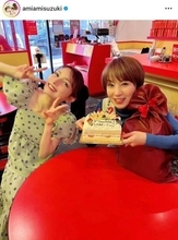 鈴木亜美、後藤真希とパシャリ！バースデーケーキを持った笑顔SHOTに「ますますお綺麗に」「めっちゃ可愛い」